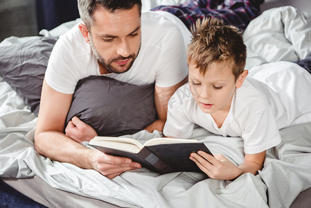读的书摄影照片_父亲和儿子读的书 