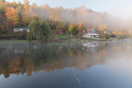 雨后初晴摄影照片_多雾的早晨，在岩石湖，西弗吉尼亚州