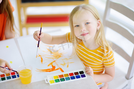 儿童素描摄影照片_用五颜六色的颜料画的小女孩 