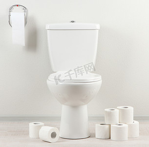 厕所标语冲水摄影照片_浴室里装有卫生纸的白色马桶