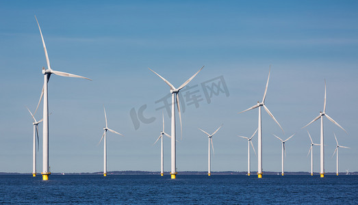 动漫风车摄影照片_荷兰海岸附近海上电场风力涡轮机的遮蔽