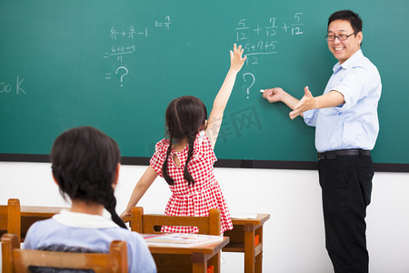 raising摄影照片_teacher asking question with children  in classroom