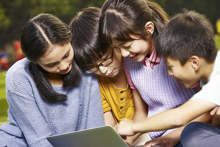 亚洲小学学生一起使用的便携式计算机