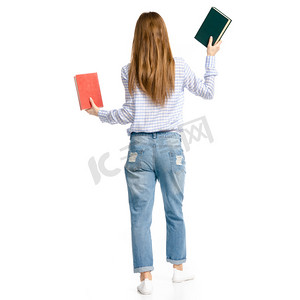 妇女在蓝色牛仔裤和衬衫与书在手