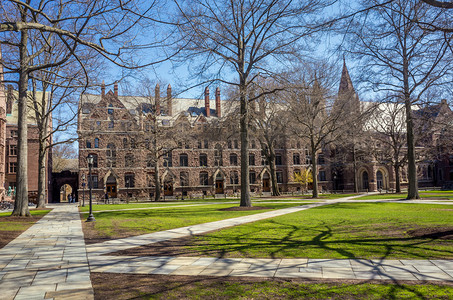 耶鲁大学建筑在春天蓝色的天空