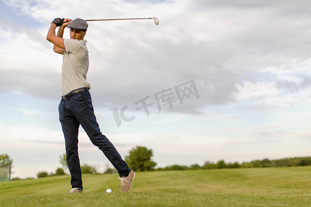欧美体育摄影照片_打高尔夫的年轻人