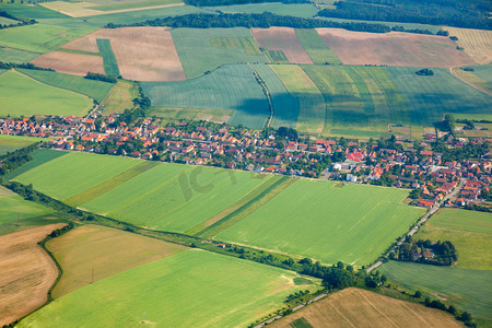 夏天摄影照片_农村村庄和农田的鸟瞰图