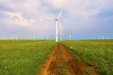 可持续资源摄影照片_风力涡轮机在绿色的草地上