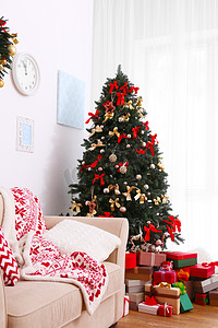 圣诞节用装饰房间舒适的沙发和美丽枞树