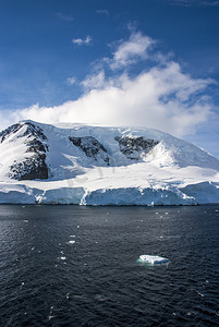 南极洲-童话般的风景在晴朗的一天