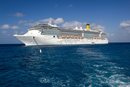 客运车图标摄影照片_巡航船锚定在加勒比地区