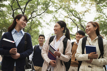 露肩摄影照片_学生在校园内