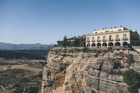 在岩石反对山风景的建筑的风景看法, 龙达, 西班牙