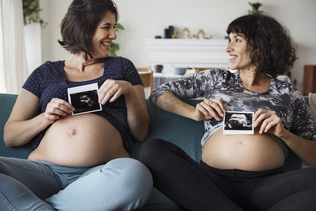 例行公事摄影照片_孕妇显示胎儿超声照片