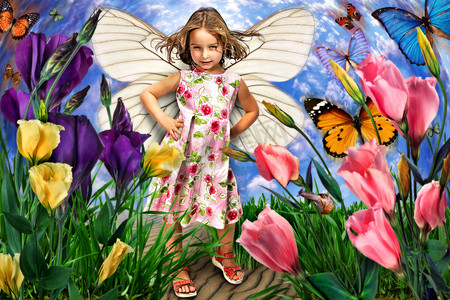 可爱的小女孩与花中蝴蝶的翅膀