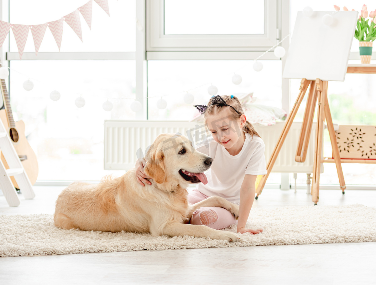 可爱的小女孩和白狗，草 1242x2688 iPhone 11 Pro/XS Max 壁纸，图片，背景，照片