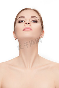 化妆品背景摄影照片_女性脖子上的白色背景特写肖像。与 c 的女孩
