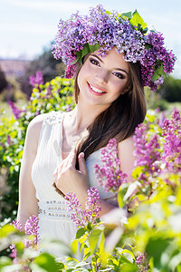 欧美美女美女摄影照片_淡紫色的花的漂亮女孩