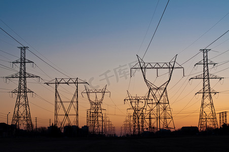 电摄影照片_在日落时的电气发射塔 (电塔)