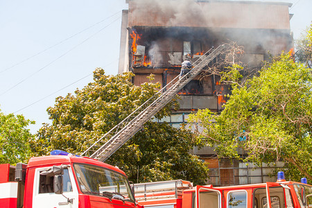 灭火救援演练摄影照片_消防队员扑灭了一座高层住宅楼的大火