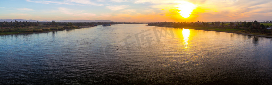 尼罗河在日落时