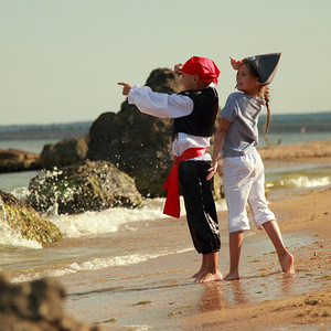 儿童背心摄影照片_度假的化装海盗