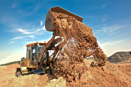 沙坑摄影照片_轮式装载机卸荷土体施工现场