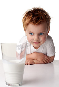 儿童喝牛奶