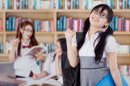 高同学摄影照片_Successful student with her group in library