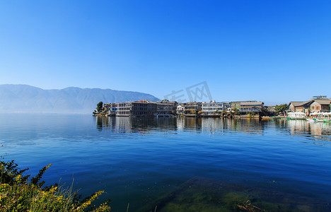 纵向减速标线摄影照片_大理洱海湖泊风光