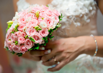 弗洛雷斯玫瑰摄影照片_美丽的新娘花束特写