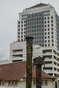 图腾柱上摩天大楼的背景。沙捞越。婆罗洲。马来西亚.
