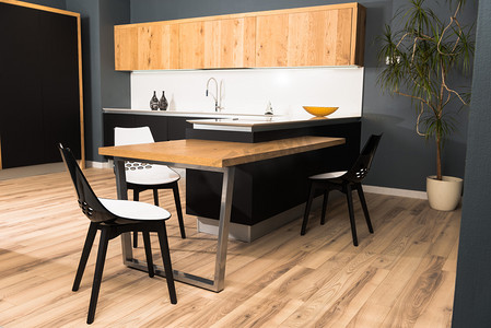 盆栽椅子摄影照片_现代清洁轻型厨房的内饰与舒适的家具和盆栽植物
