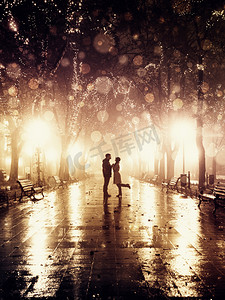 巷子里摄影照片_走在巷子里在晚上灯光的夫妇。复古风格的照片.