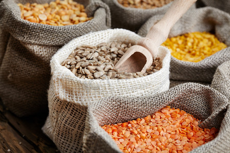 crop摄影照片_Corn and grains in bags