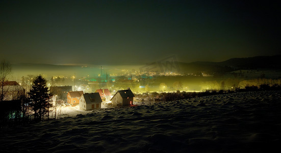 亮灯的家摄影照片_查看雾的小镇上的晚冬