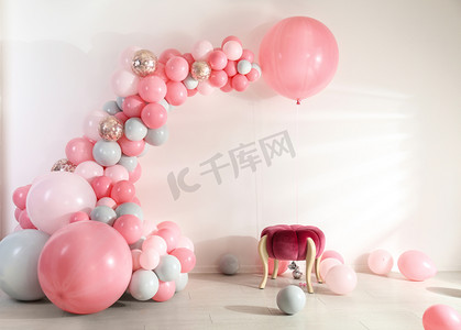 周年摄影照片_派对用彩色气球装饰的房间