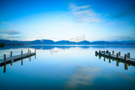 两个木码头和碧蓝的湖水日落和天空反射