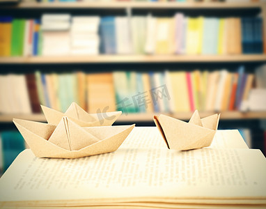 页眉页脚设计模板摄影照片_用纸本打开的书的船上书架背景