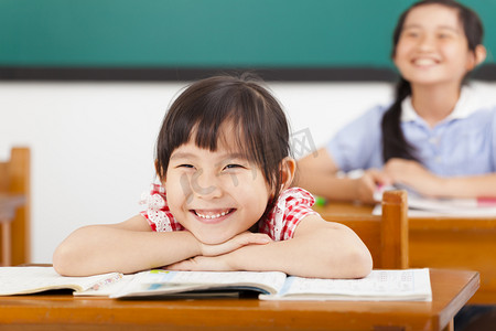班级教室摄影照片_快乐的小女孩在教室里