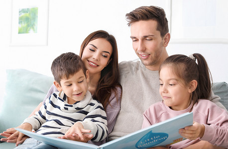 快乐家庭阅读本书在家