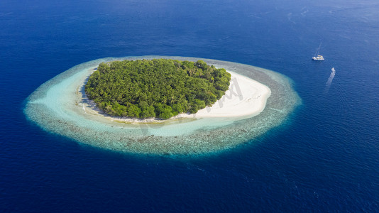 热带岛屿和环礁。从无人机上射击。纯净的绿松石般的海水。白色珊瑚沙和蓝色泻湖