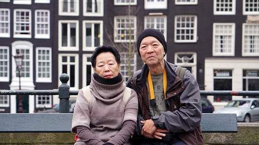 亚洲的年长夫妇一起前往阿姆斯特丹。以照片 w
