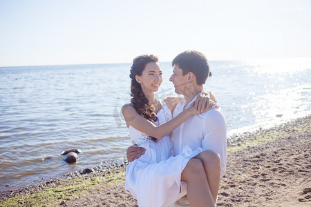 恋人花朵摄影照片_只是结婚幸福的夫妇，在一片沙滩上运行