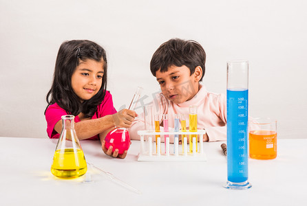 4岁的印度男孩和女孩做科学实验, 科学教育。亚洲儿童和科学实验, 化学实验, 印度儿童和科学实验, 印度儿童和科学实验室