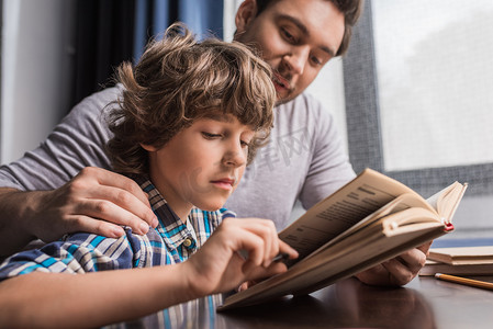 read摄影照片_family reading book