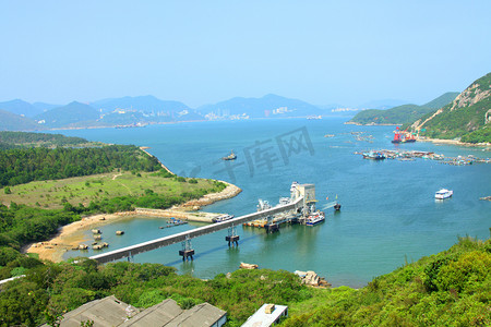 海滩的船摄影照片_海脊山在香港在一天时间的海岸线