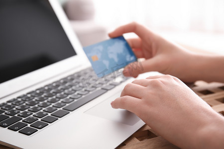 使用手提电脑的妇女持有信用卡, 特写。网络购物理念