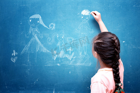 女孩在黑板上画我的家人