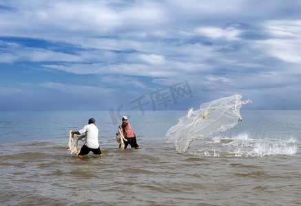 渔民投掷鱼网,